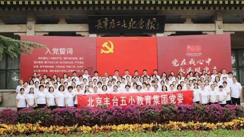 老师带学生们一起跳舞轻松又愉快